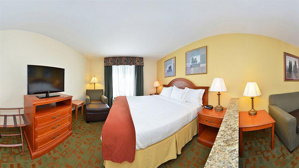 Holiday Inn Express Hotel & Suites Petersburg/Dinwiddie By Ihg מראה חיצוני תמונה