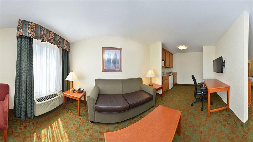 Holiday Inn Express Hotel & Suites Petersburg/Dinwiddie By Ihg מראה חיצוני תמונה
